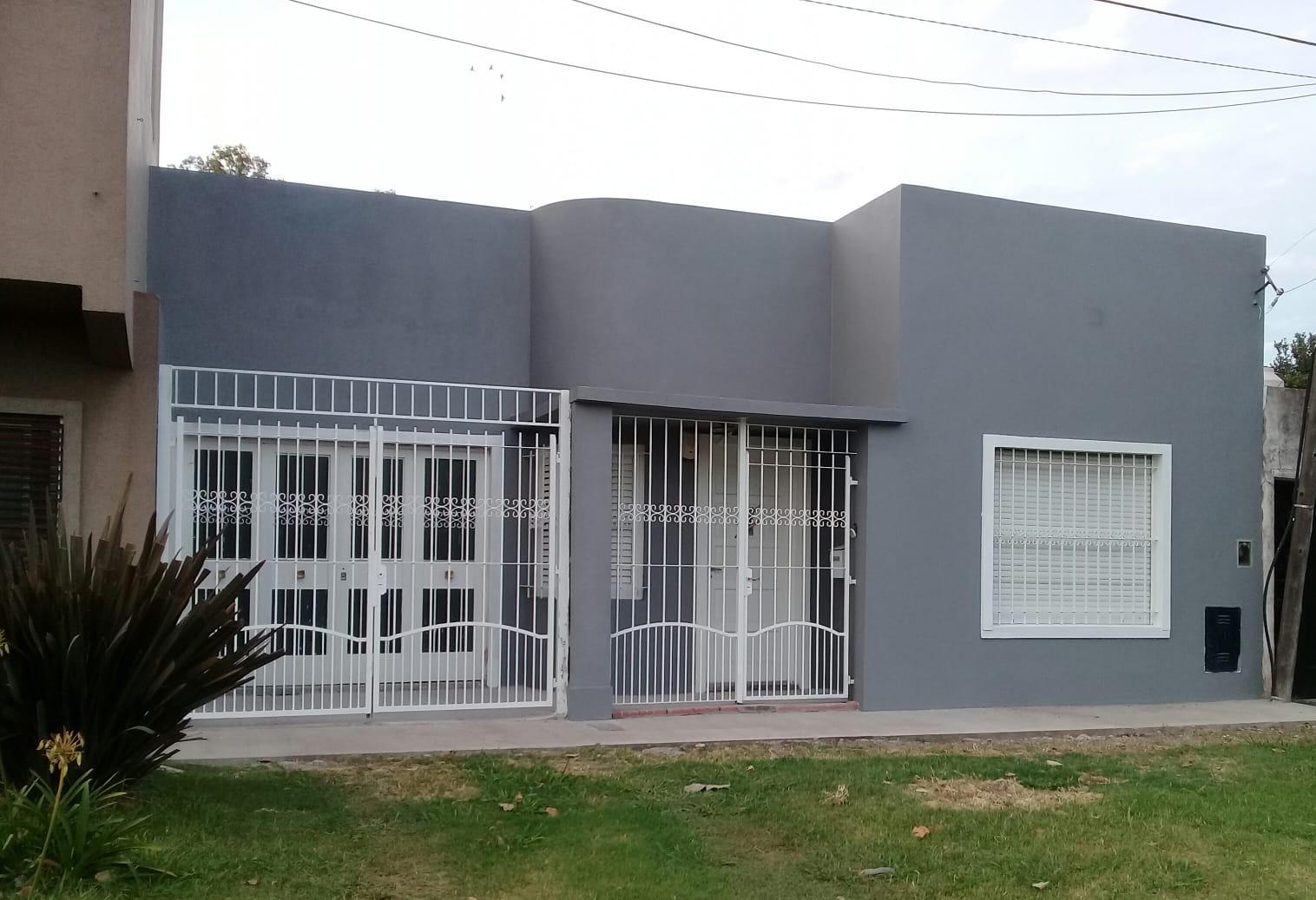 Casa en venta, 2 dormitorios, chochera, patio, calle 72 entre 28 y 29. La Plata