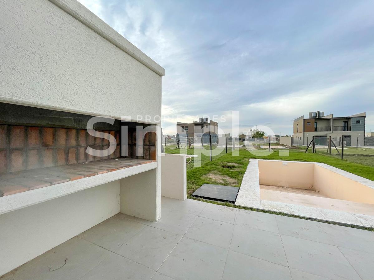 Venta casa dúplex 2 dormitorios en Funes Norte Jardín Pileta Parrilla