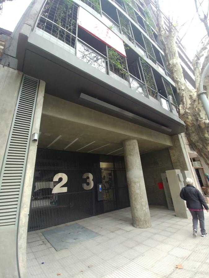 MONOAMBIENTE/OFICINA CON BALCON SOBRE JB JUSTO Y VERA APTO PROFESIONAL