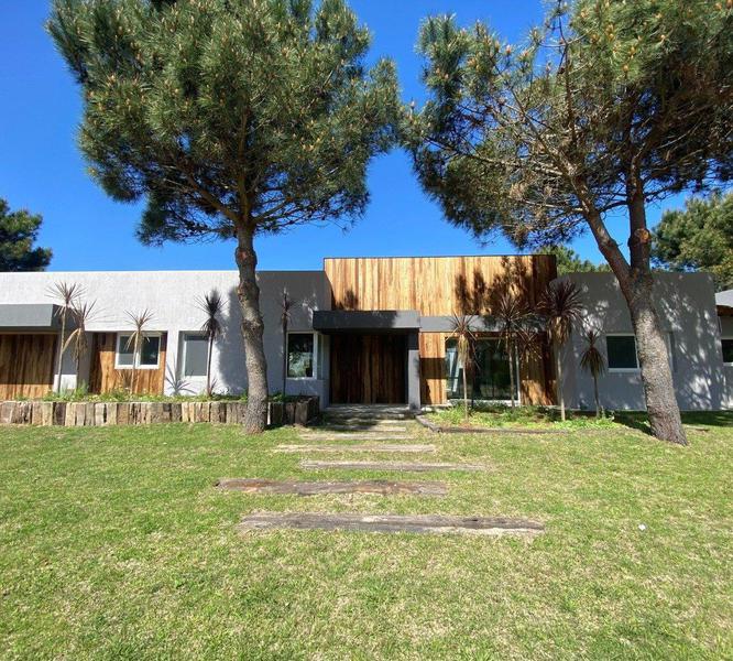 Casa a la venta en Pinamar, Barrio cerrado La herradura