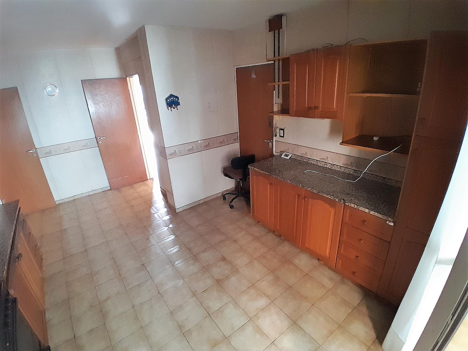 Departamento en  Venta. Tres dormitorio Rosario. Balcón. Cochera