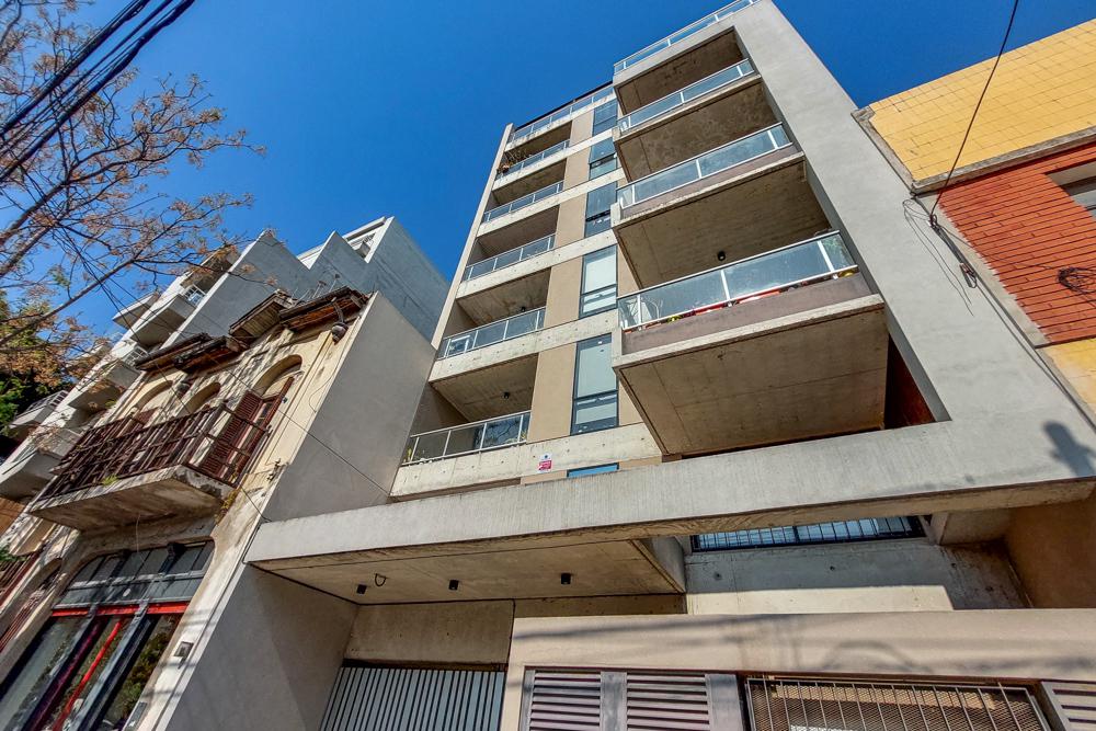 Venta de 2 Ambientes con balcon terraza - cochera - Parque Chas