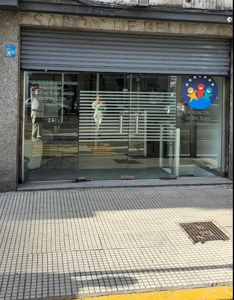 San Telmo-Av.Belgrano-Chacabuco-Excelente local al frente 104m2-En 2 plantas- blindex -2 baños