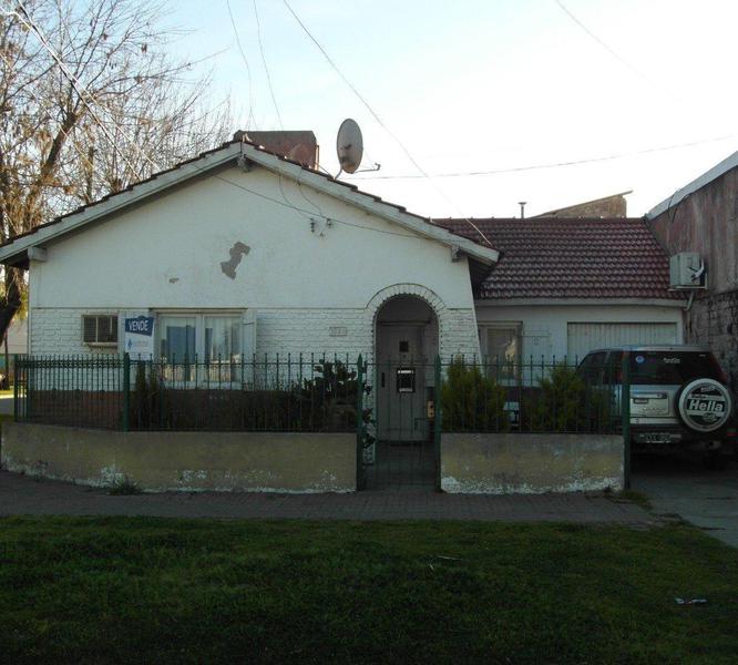 Casa con Dependencia de servicio en Madariaga.