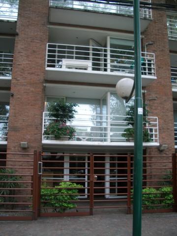 Departamento triplex, frente al club CASI, con 2 terrazas propias, parrilla y 2 cocheras. San Isidro