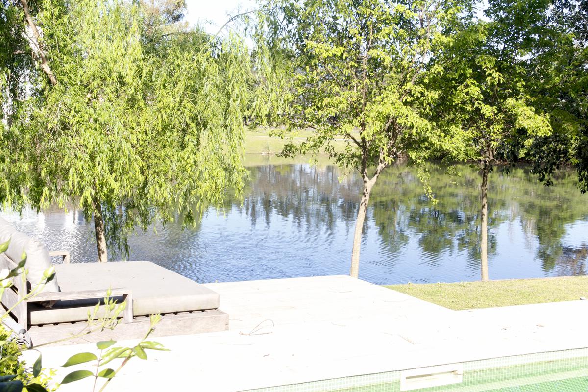 BARRIO EL ENCUENTRO, ESPECTACULAR CASA AL AGUA - POSIBILIDAD FIESTAS INCLUIDAS