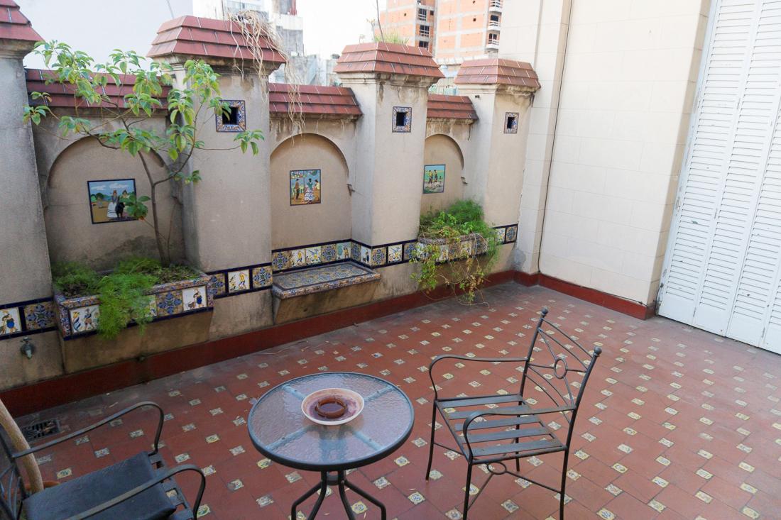 Duplex de 8 ambientes con patio y terraza.