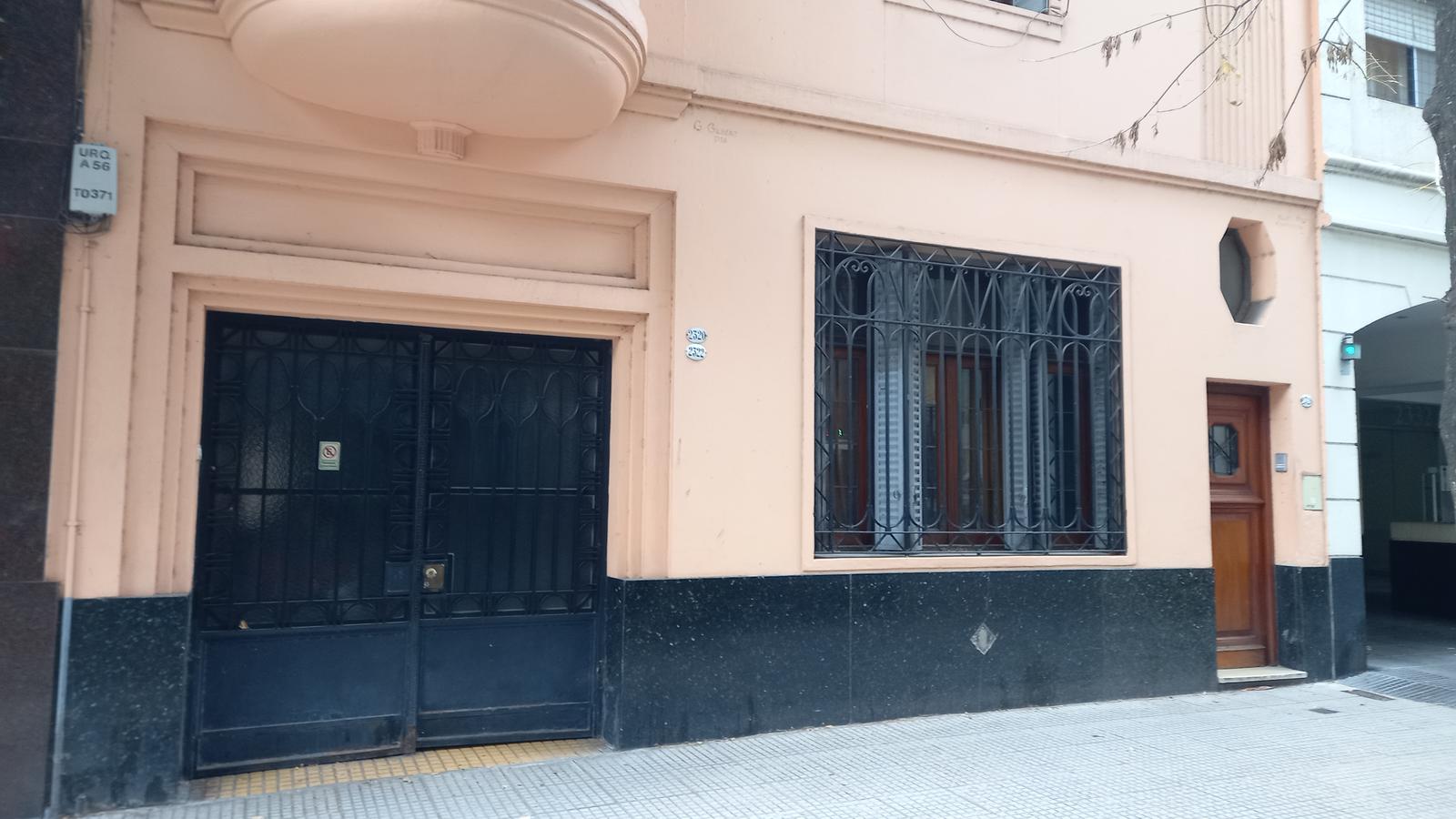 PH 4 ambientes al frente con garage, patio y terraza en Villa Urquiza. Sin expensas-Unico en su zona