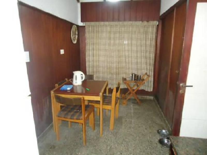 Avenida 6  entre 102 y 104 *    ( Fm ) 700 - Casa 4 Ambientes C/ COCHERA, PATIO,  QUINCHO, PARRILLA y LAVADERO - Sup. Total 220 m² - Por m² USD 1000