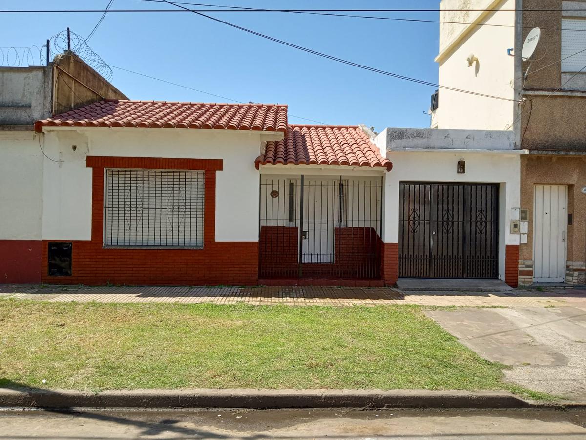 Venta Casa en Lanús Este  3 ambientes con Garaje y Fondo con Quincho