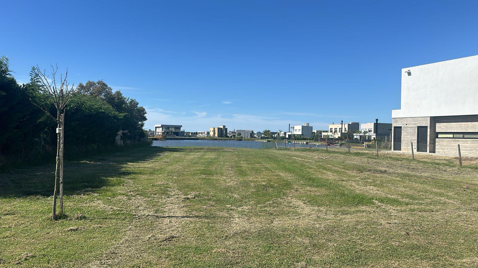 Lote central con fondo a la laguna en Villalobos