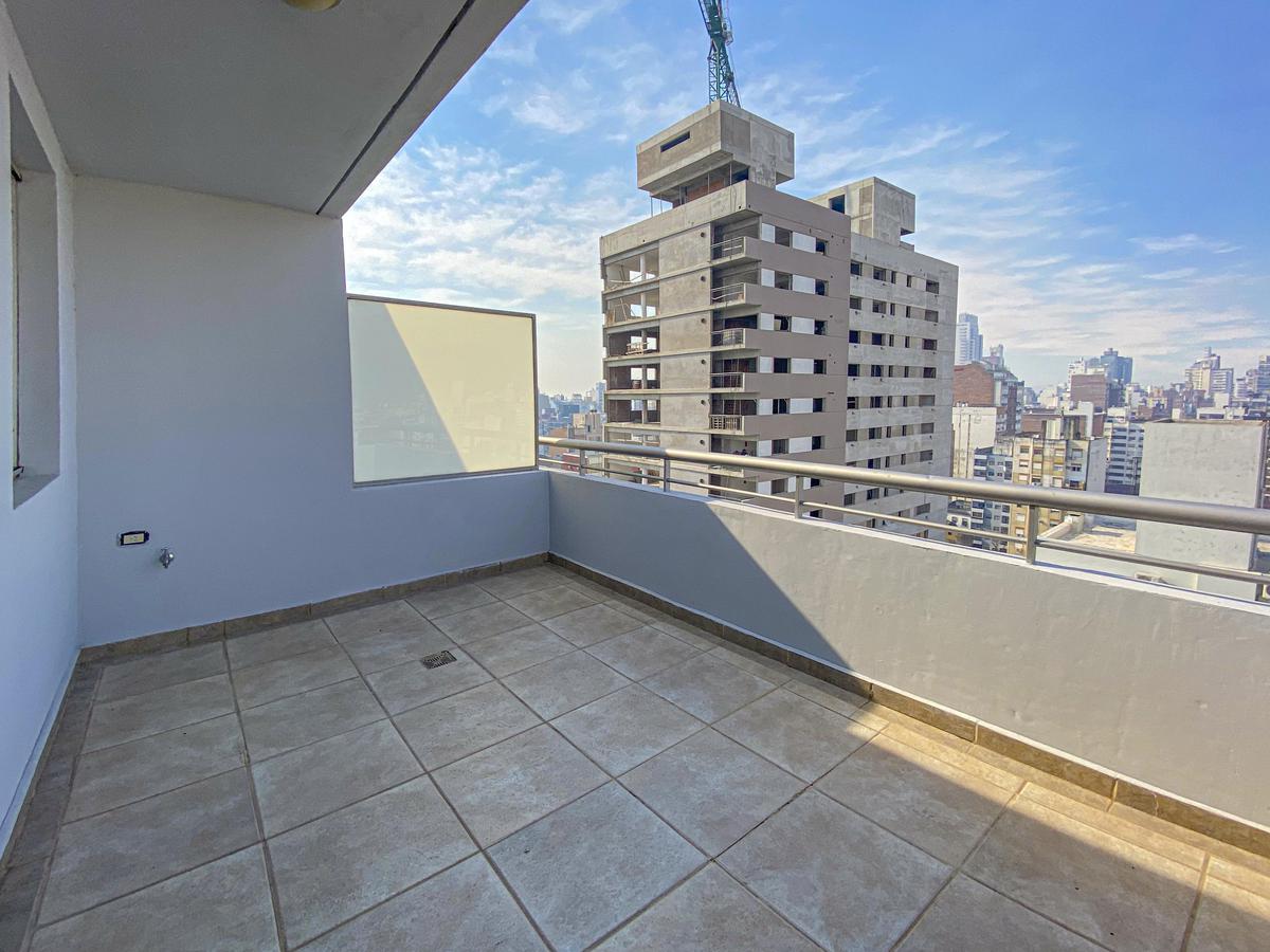 1 Dormitorio con balcón terraza y amenities