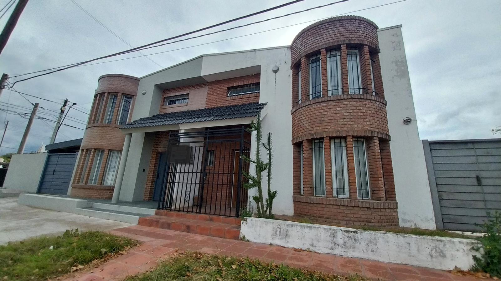 Venta Casa Duplex de 2 dorm con Patio, Cochera y Pileta