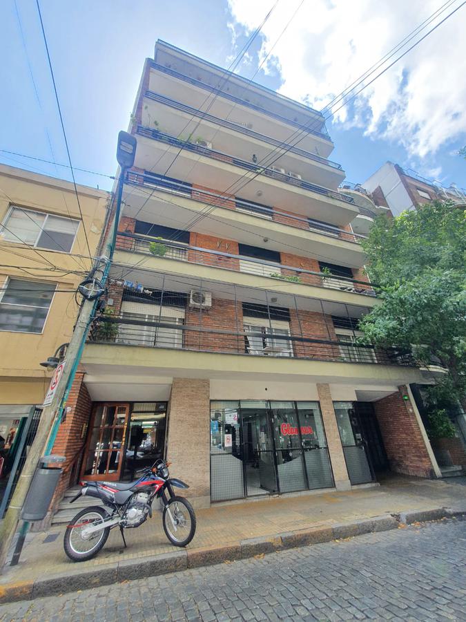 DEPARTAMENTO DE 4 AMBIENTES EN VENTA CON PATIO A MEDIA CUADRA DE AV. MAIPU, OLIVOS