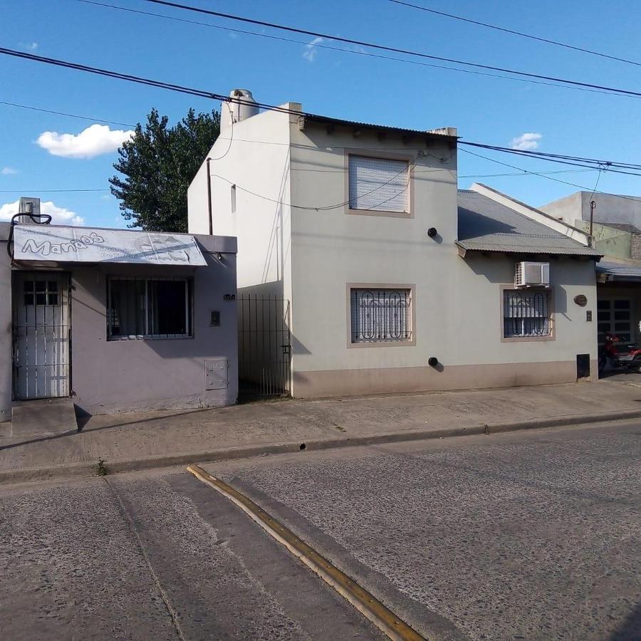 Casa en venta con local en Ranchos, General Paz, Bs As.