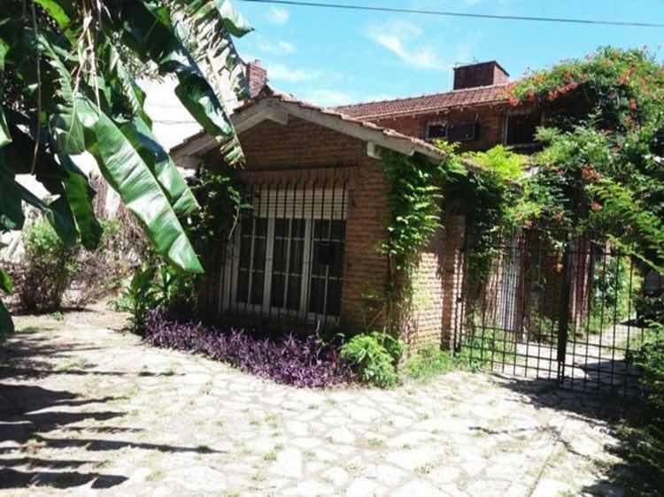 Casa en venta - 4 dormitorios 4 baños - 210mts2 - Adrogue