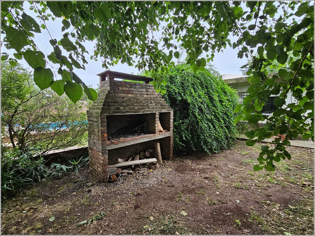 Casa en venta en Timbues de 2 dormitorios con piscina y gran terreno.