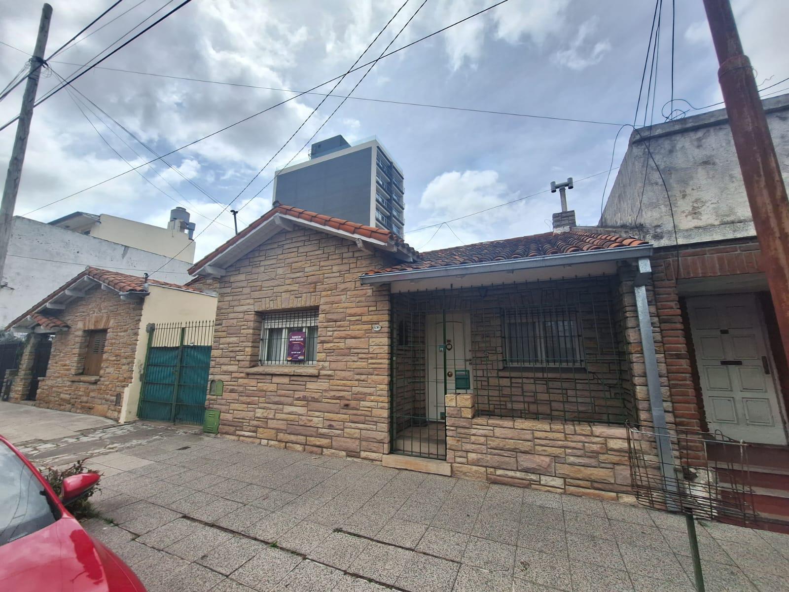 Propiedad en Block. Dos casas de 3 ambientes amplios sobre lote de 430 metros en distrito C1. Ideal Emprendimiento o Inversion.