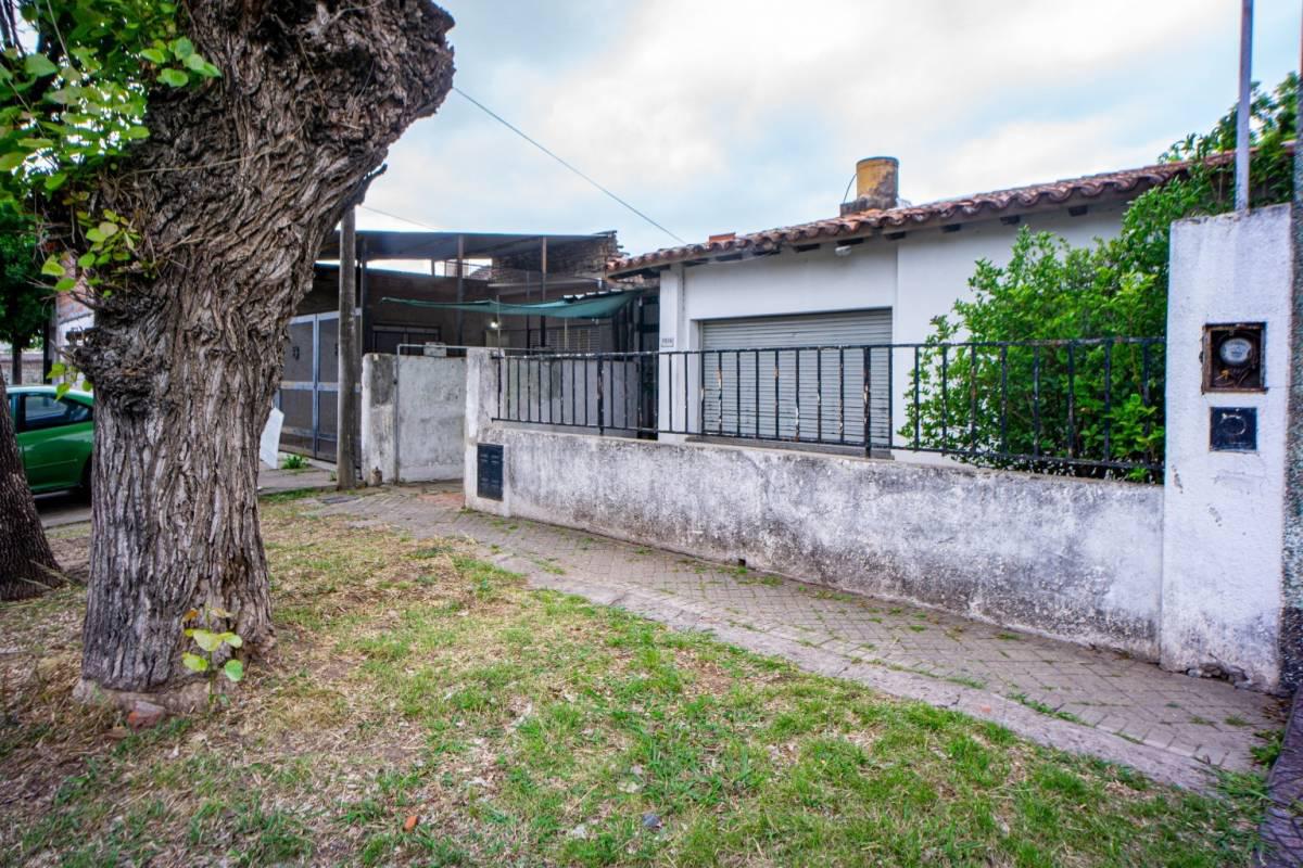 Venta casa dos dormitorios Barrio Belgrano con patio y cochera