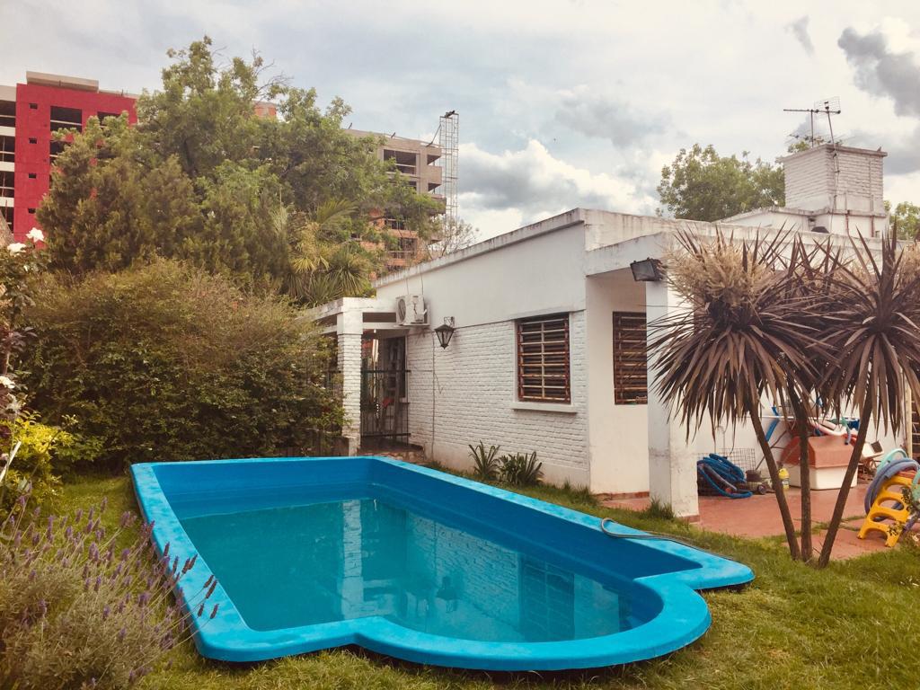 Casa en venta en amplio lote, ideal emprendimiento o refaccionar- Ituzaingó Sur