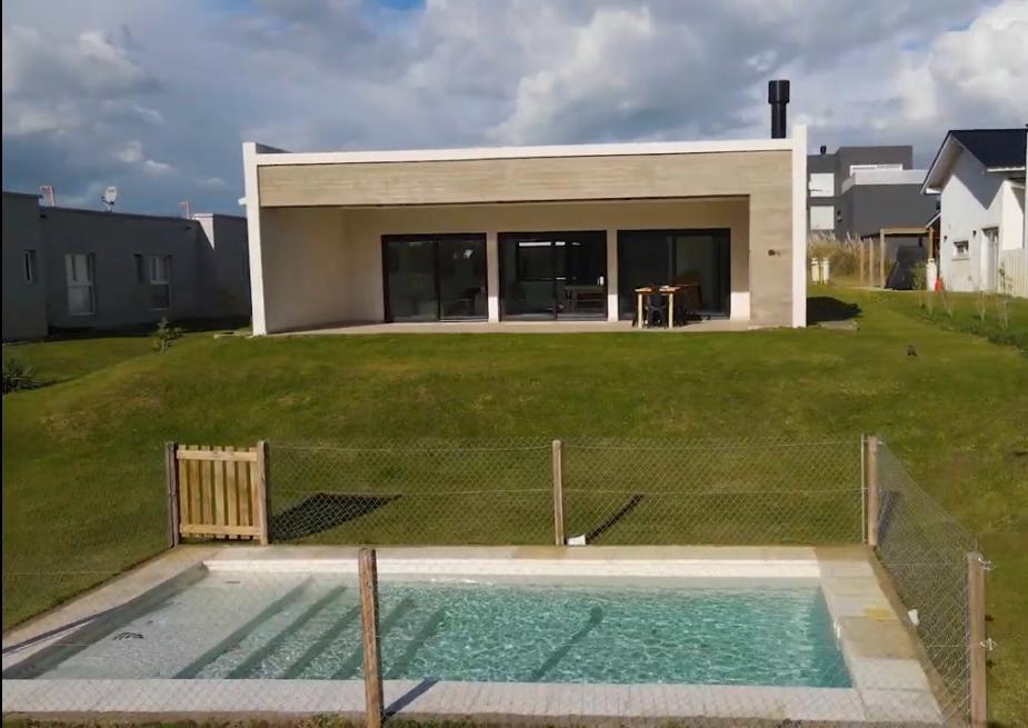 Casa En  Venta 3 dor 1 planta pileta Costa Esmeralda Deportiva