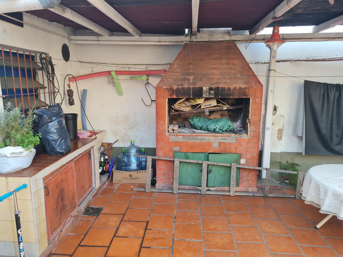 Chalet de 3 ambientes en lote propio, con entrada para varios autos, quincho con parrilla