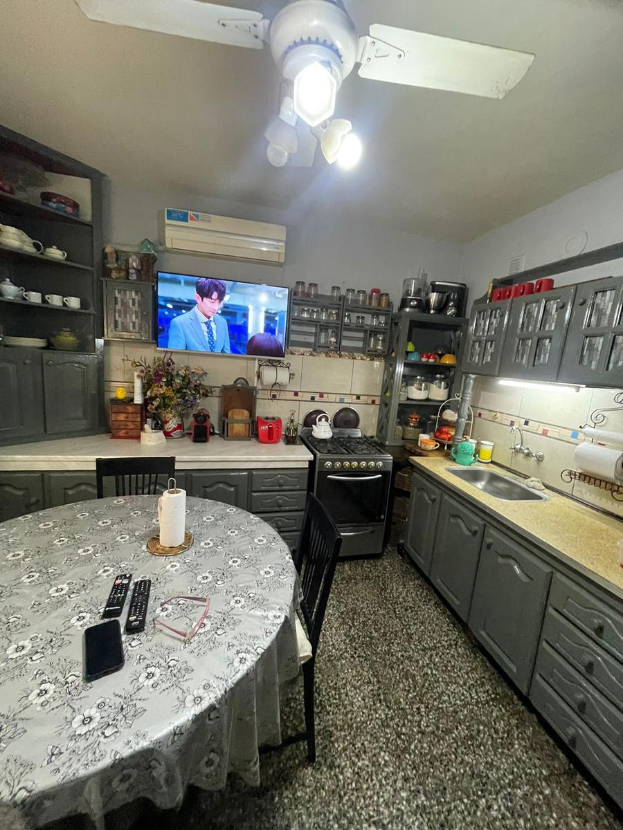 Casa en venta con dos propiedades de 3amb cada una, patio y quincho- Wilde