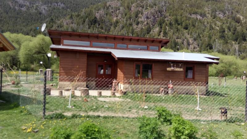 Casa 3 ambientes en Lago Puelo, frente al parque nacional