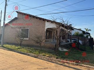 Casa en  esquinas de calles Honduras y Pío XII. Tiene un amplio living, cocina comedor, baño, dos dormitorios, cochera, patio. Buen estado en general.