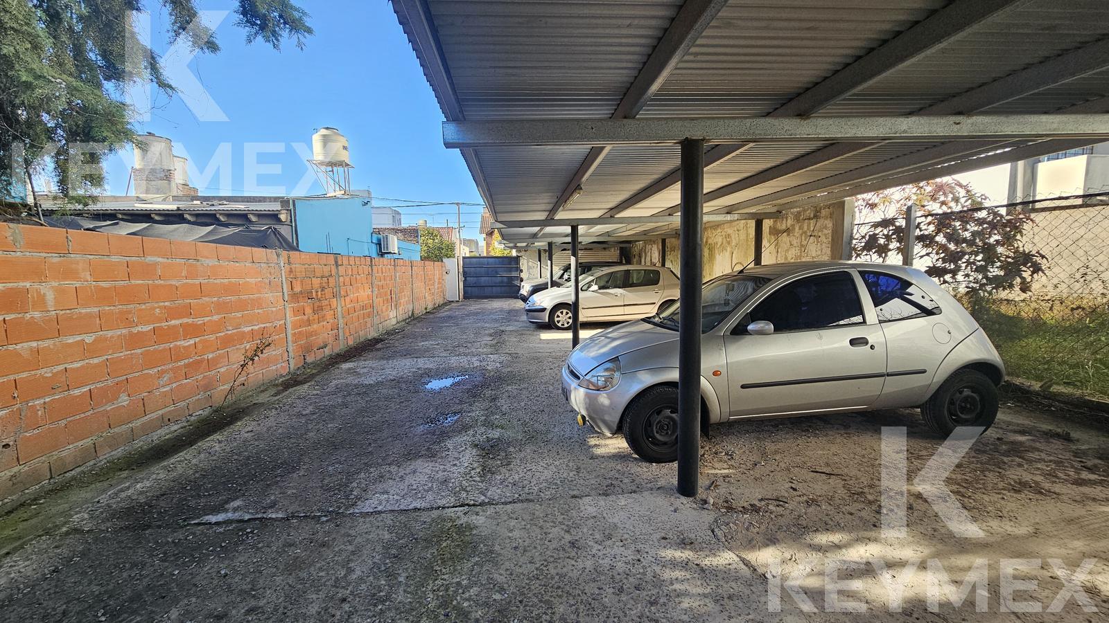 Cocheras con local comercial en venta en La Plata