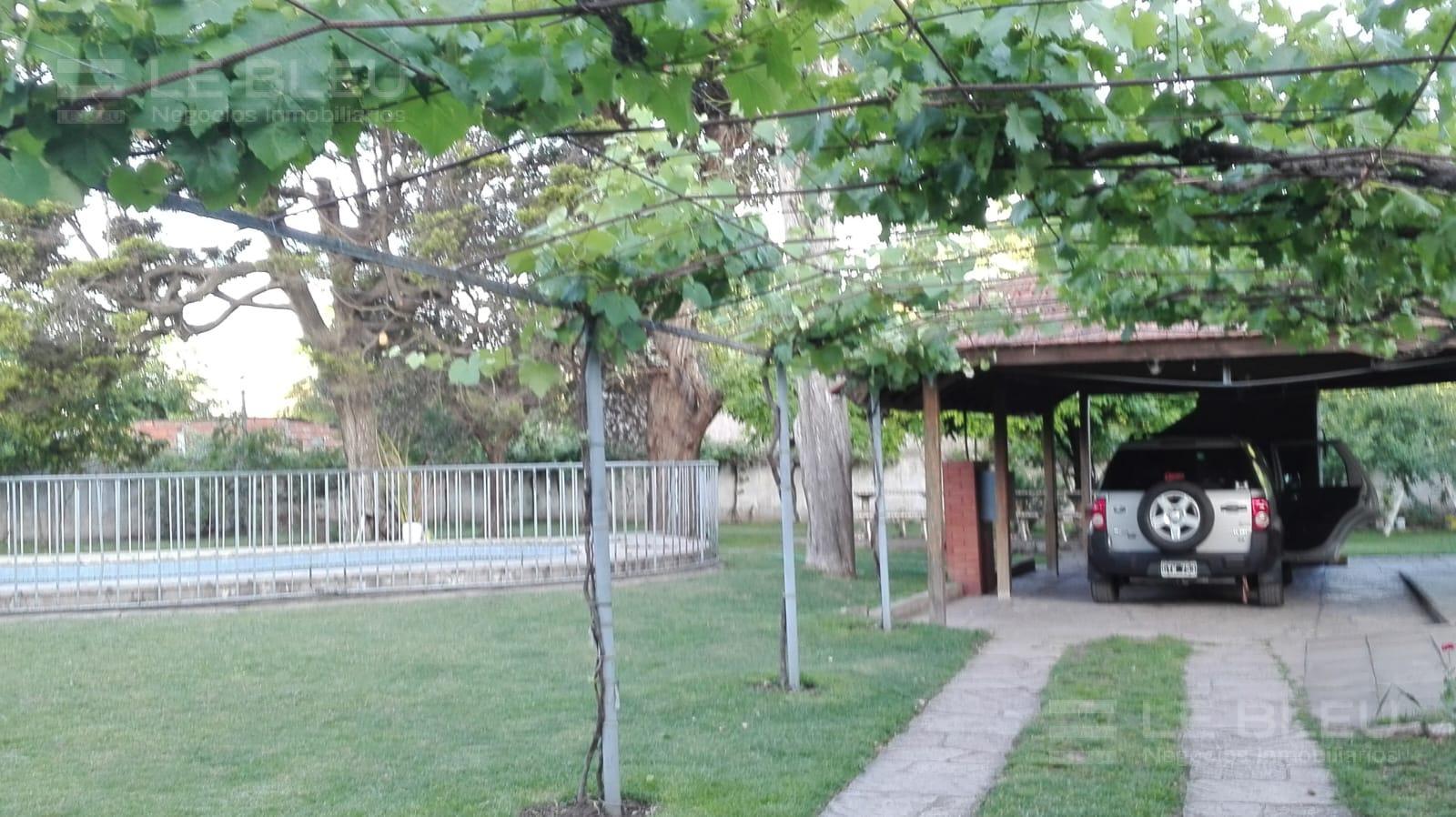 CASA DE 3 AMB. CON PARQUE Y PILETA