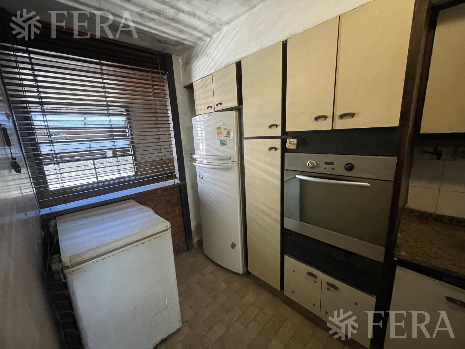 Venta casa de 4 ambientes con cochera en Bernal Oeste