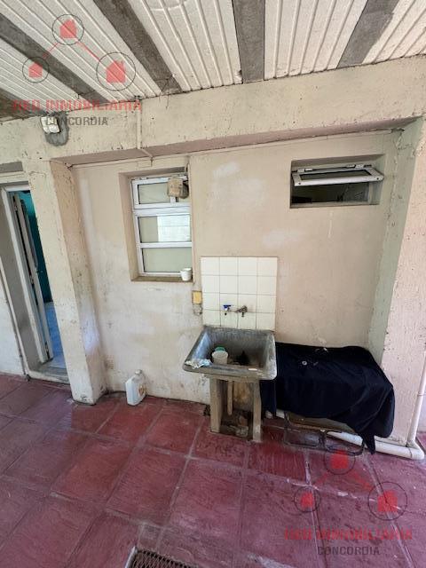 Casa en  Villa Adela. Tiene un dormitorio, posibilidad de un segundo dormitorio. Living comedor, patio, cochera para dos autos.