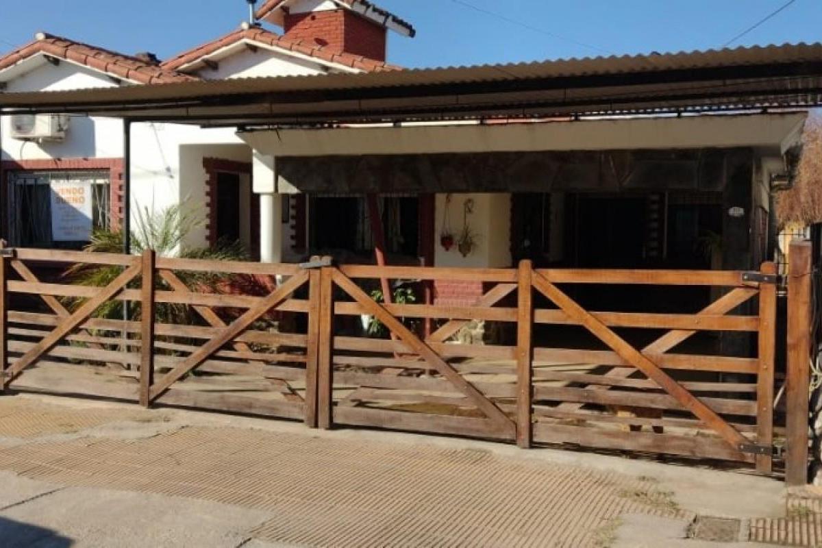 CASA   TRES DEPARTAMENTOS EN VENTA  B° CENTRO  SANTA ROSA DE CALAMUCHITA