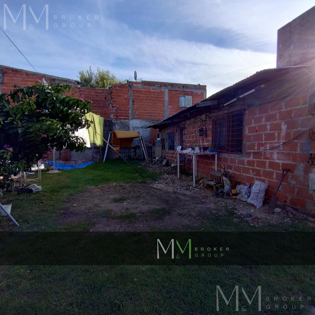 EN VENTA CASA SOBRE LOTE DE 305 M2 EN MORON SUR