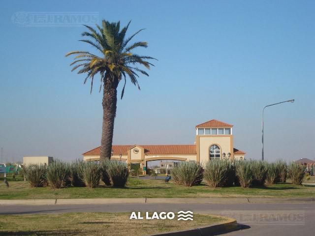 Lote a la laguna de 816 m2