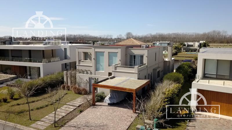 Casa 5 Ambientes con Cochera en Barrio Náutico Albanueva