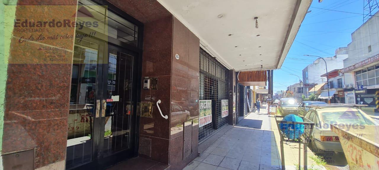 Local en planta baja de edificio, obre Cnel D'Elia 1624/26. Con 4 baños, oficinas y despacho privado. Ideal uso comercial y/o profesional. Doble entrada.