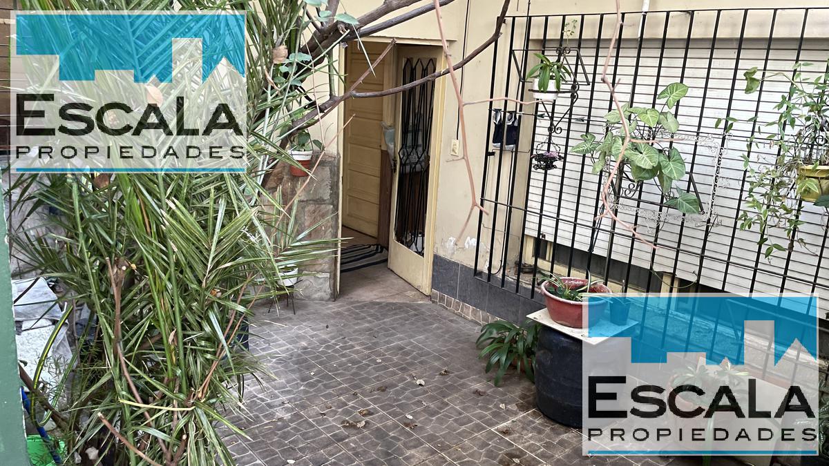 CASA INTERNA DE PASILLO 2 DORM CON PATIO EN VENTA