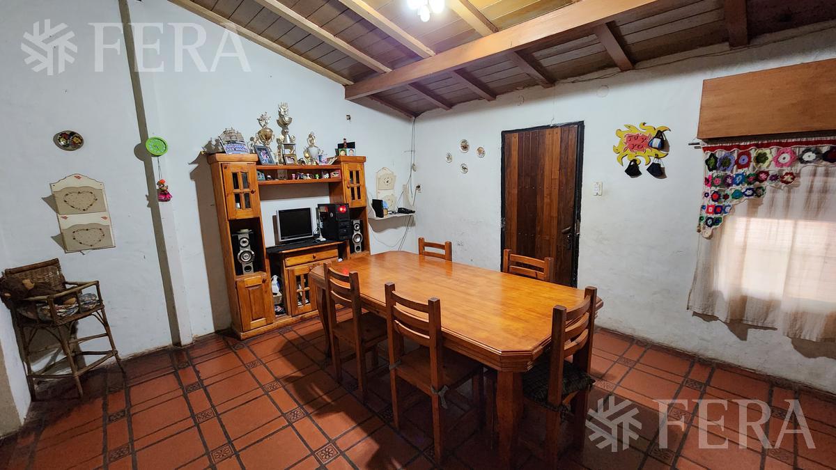 Venta casa quinta de 4 ambientes con cochera, galería y fondo libre con piscina en Escobar (30999)