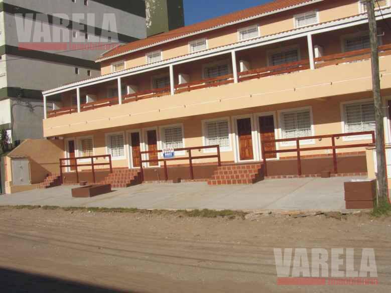 Av. Costanera 2200 Villa Gesell: 12 Excelentes Triplex de 4 amb. c/u. amoblados p/ 8 personas.