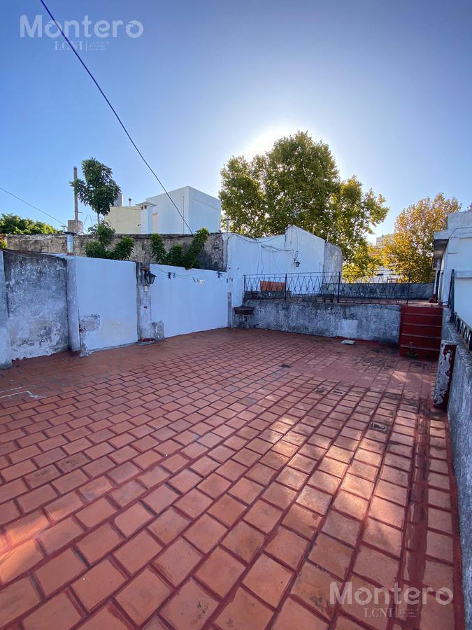 Casa con patio, terraza, cochera con 4 dorm. a refaccionar