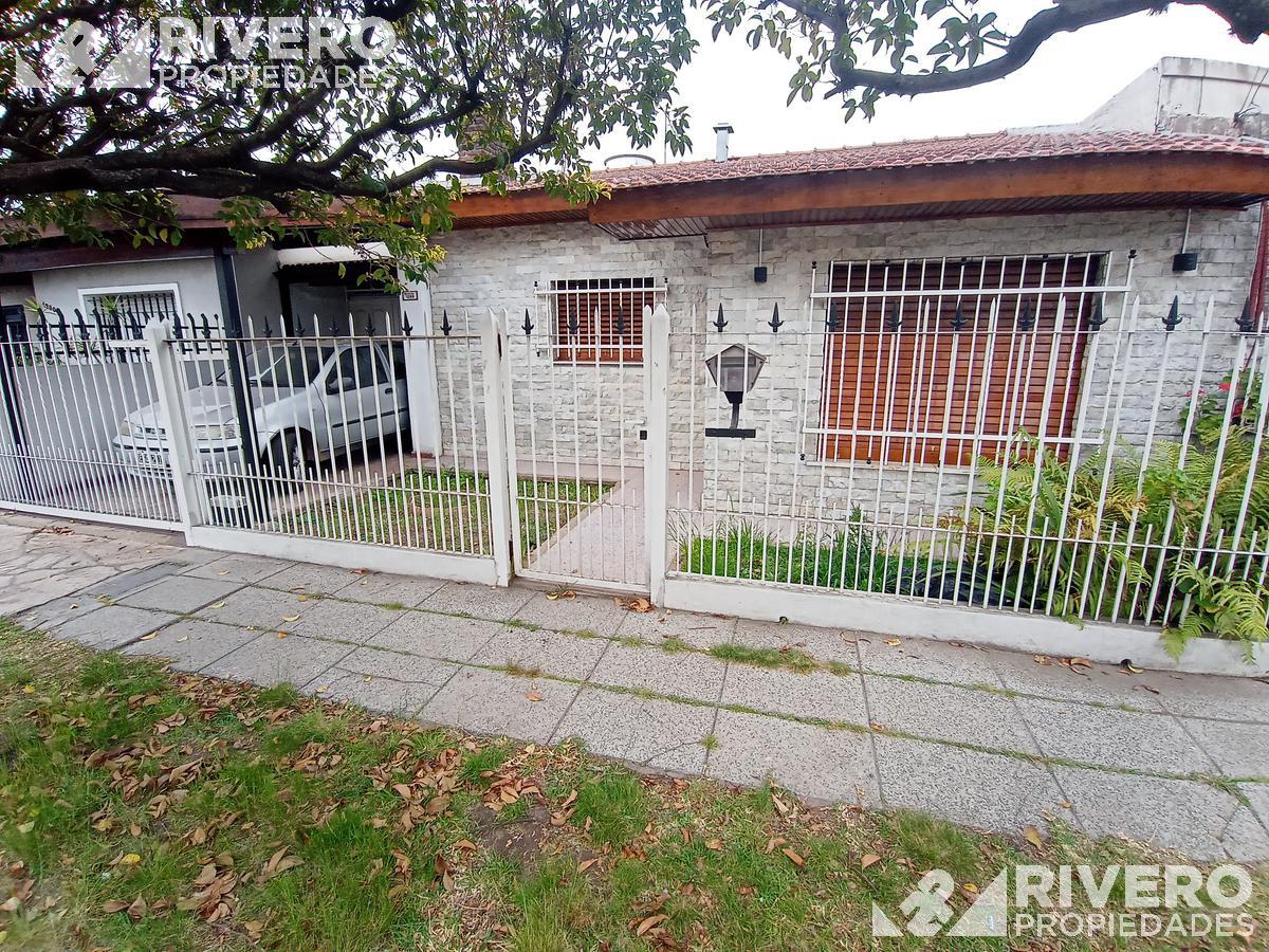 CASA EN VENTA MORON SUR -  3 AMBIENTES CON JARDIN, PILETA, QUINCHO CON PARRILLA Y GARAGE