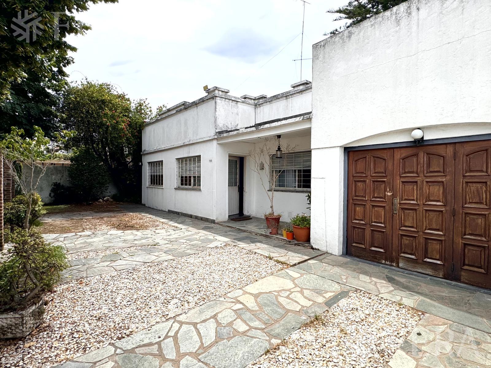 Venta de casa de 3 ambientes con piscina y cochera en Bernal Oeste