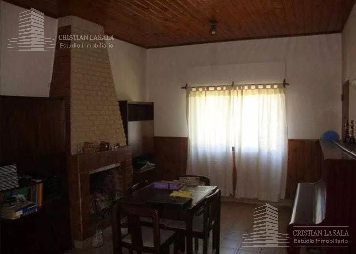 Casa americana de 4 ambientes en venta, a 12 cuadras de la estacion de Castelar.