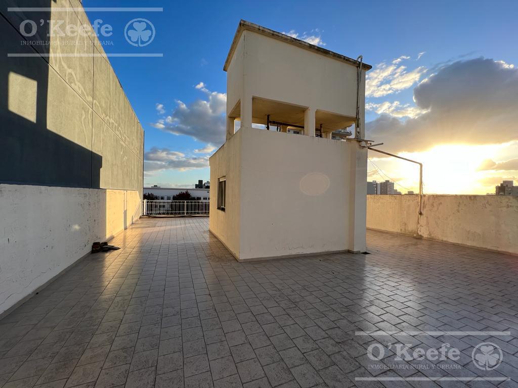 Venta en Block 4 Deptos, Casa, 2  Locales. En Berazategui, Excelente ubicación.