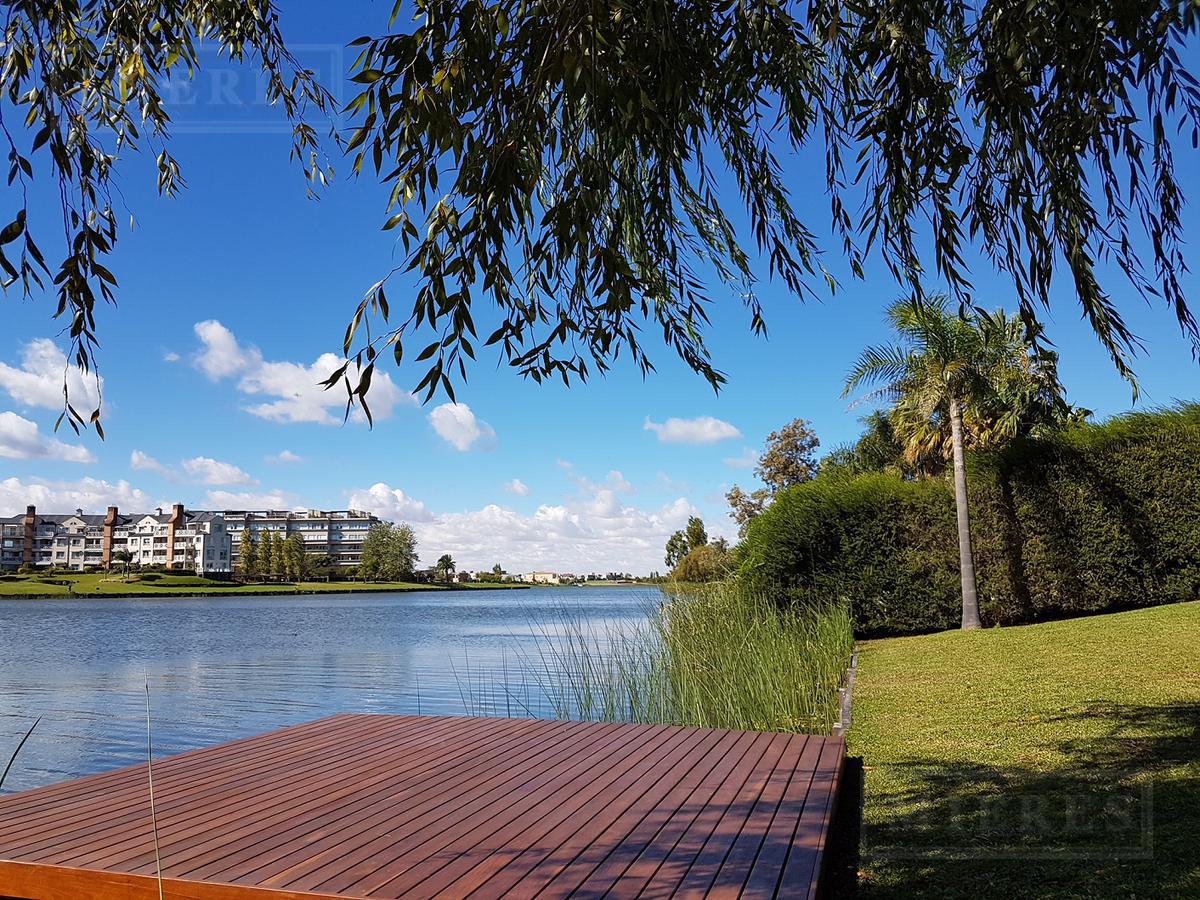 Casa en venta estilo racionalista , vista al lago central de Nordelta, Barrio Los Castores.