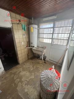 Casa con tres habitaciones, baño, cocina, comedor, entrada para varios autos, local al frente.-