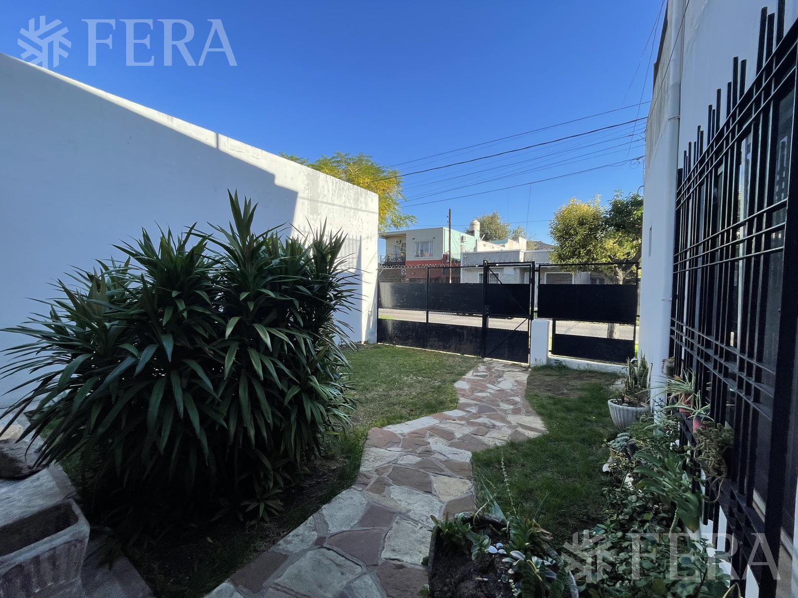 Venta de Casa para 3 familias con jardín, cochera y patio con parrilla en Wilde