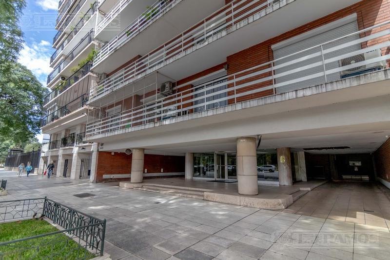 Semipiso con vista panorámica, al río a verde y la ciudad. Cochera fija.  Alquiler sin muebles.